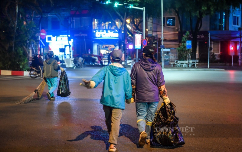 Bữa tất niên đặc biệt của những người "phơi gió sương" ngoài đường giữa đêm lạnh 29 Tết- Ảnh 10.