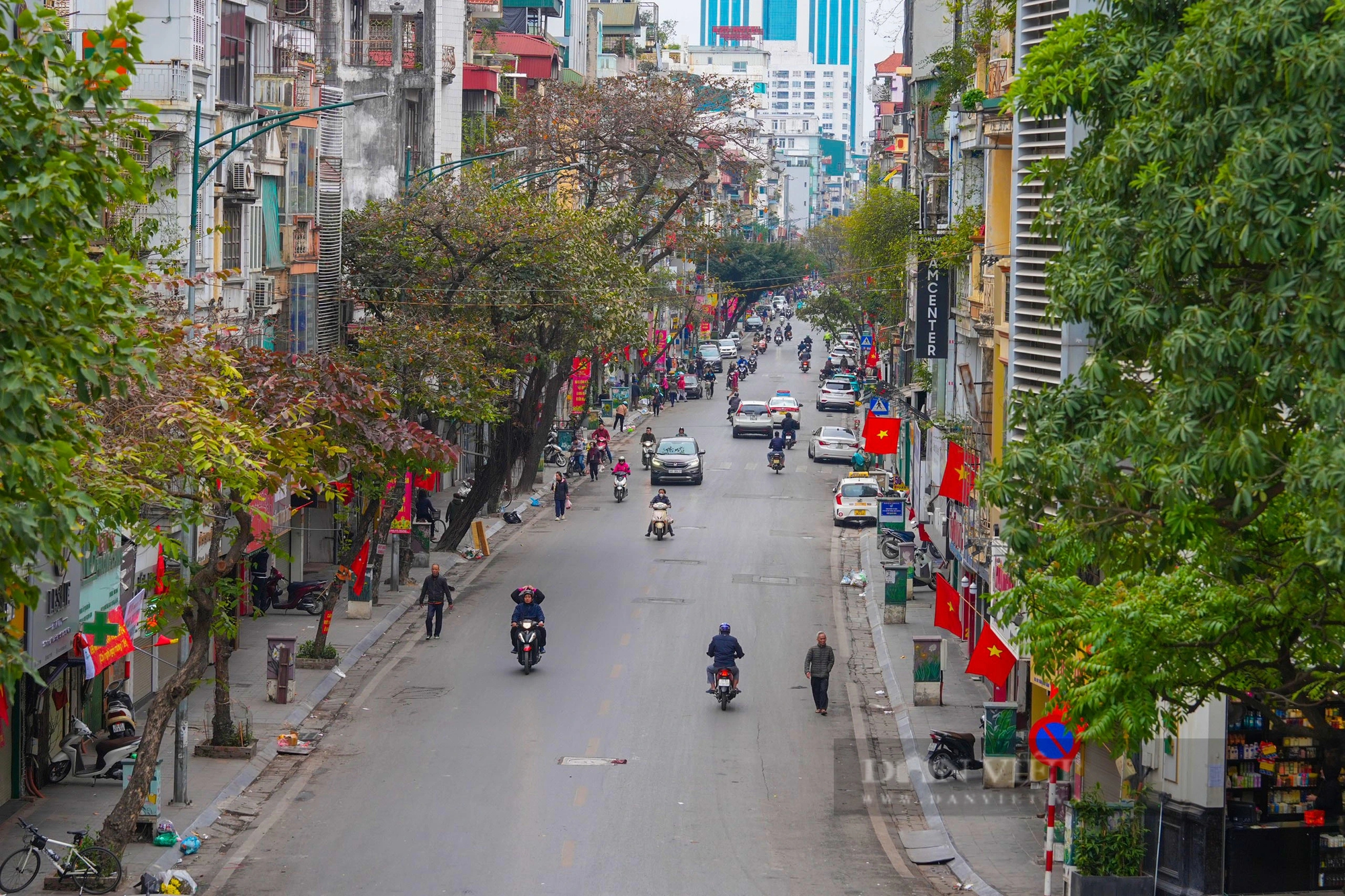 30 Tết đường phố Hà Nội thông thoáng, người dân thảnh thơi uống cà phê- Ảnh 2.