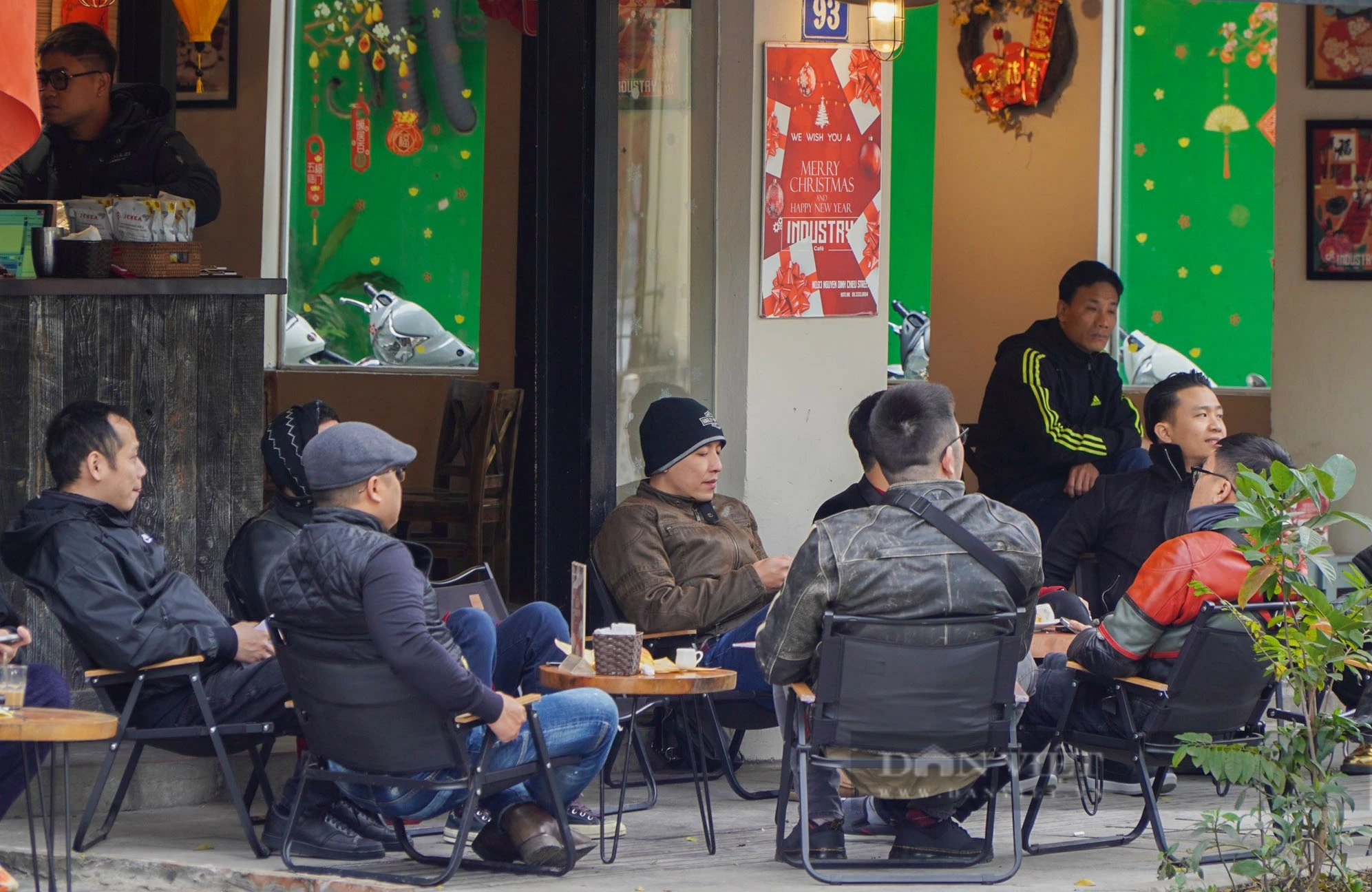 30 Tết đường phố Hà Nội thông thoáng, người dân thảnh thơi uống cà phê- Ảnh 7.