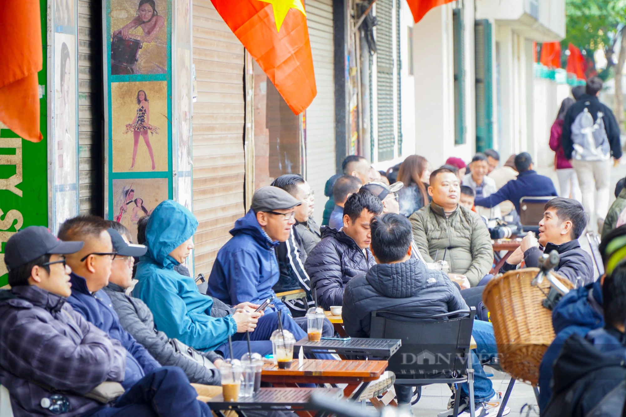 30 Tết đường phố Hà Nội thông thoáng, người dân thảnh thơi uống cà phê- Ảnh 9.