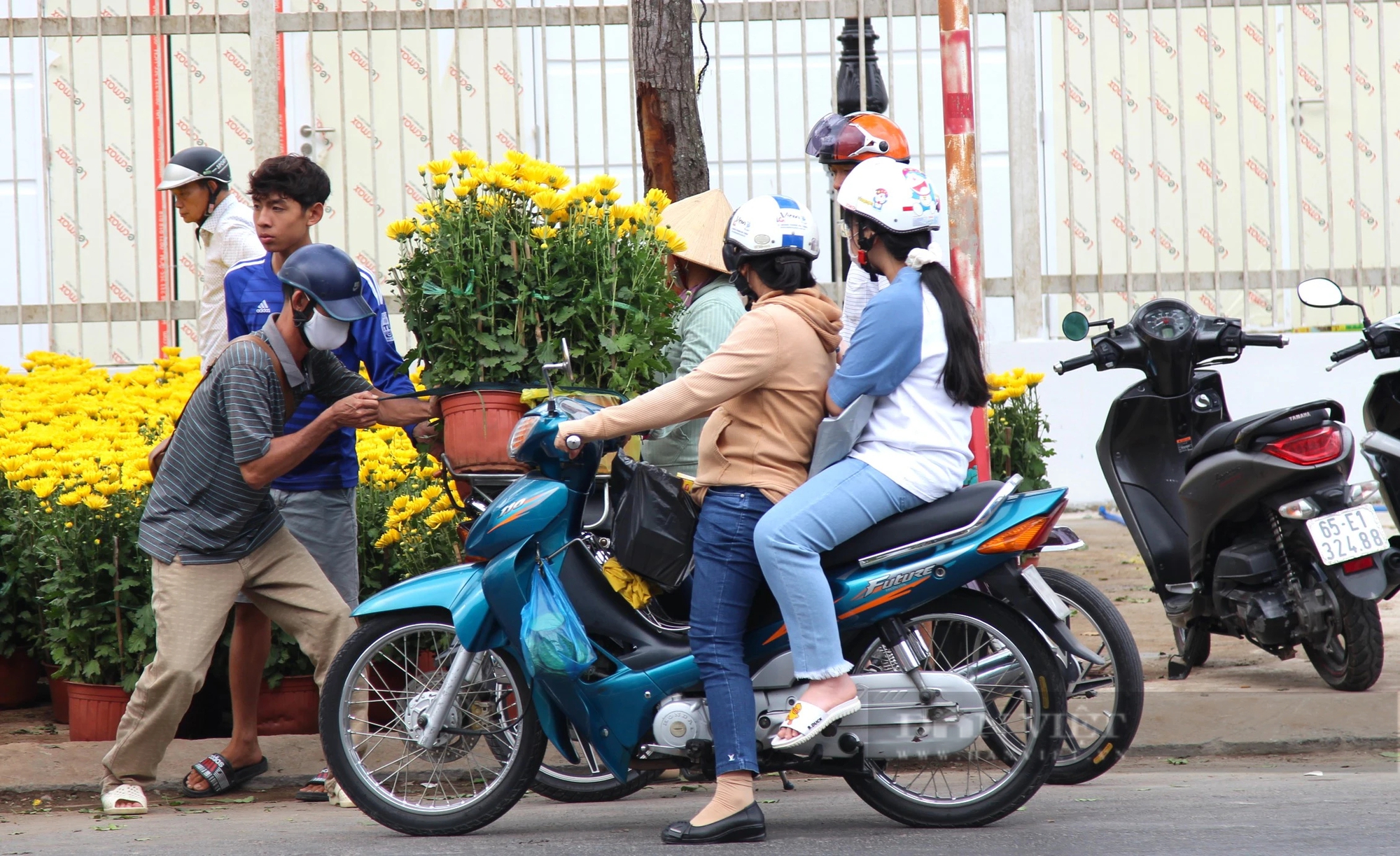 Chợ hoa TP.Cần Thơ "đại hạ giá" ngày 30 Tết, người dân tất bật đi mua- Ảnh 6.