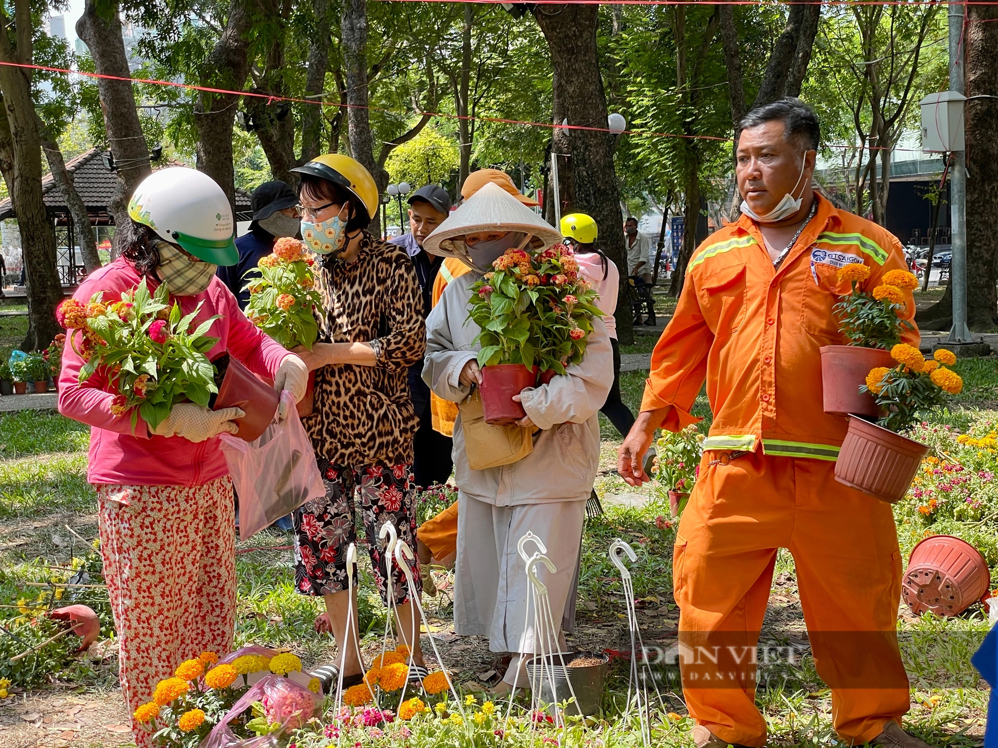 Không còn cảnh đập hoa trưa 30 Tết tại TP.HCM, người bán tặng luôn hoa đẹp cho cô chú công nhân- Ảnh 1.