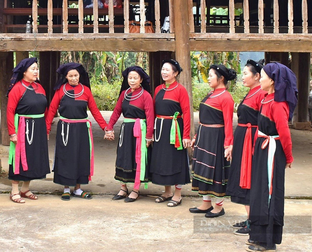 Tết Nguyên đán, người Cao Lan dán giấy đỏ khắp nhà, vườn tược, dụng cụ lao động- Ảnh 5.