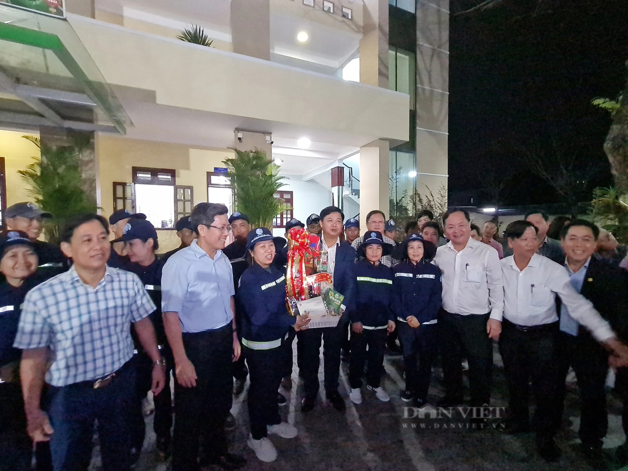 Bí thư Tỉnh ủy Quảng Nam Lương Nguyễn Minh Triết thăm, tặng quà cho công nhân môi trường- Ảnh 1.