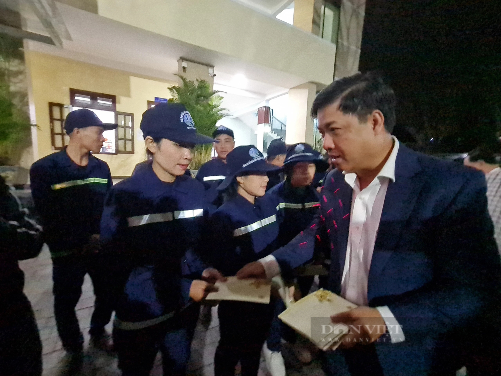 Bí thư Tỉnh ủy Quảng Nam Lương Nguyễn Minh Triết thăm, tặng quà cho công nhân môi trường- Ảnh 2.