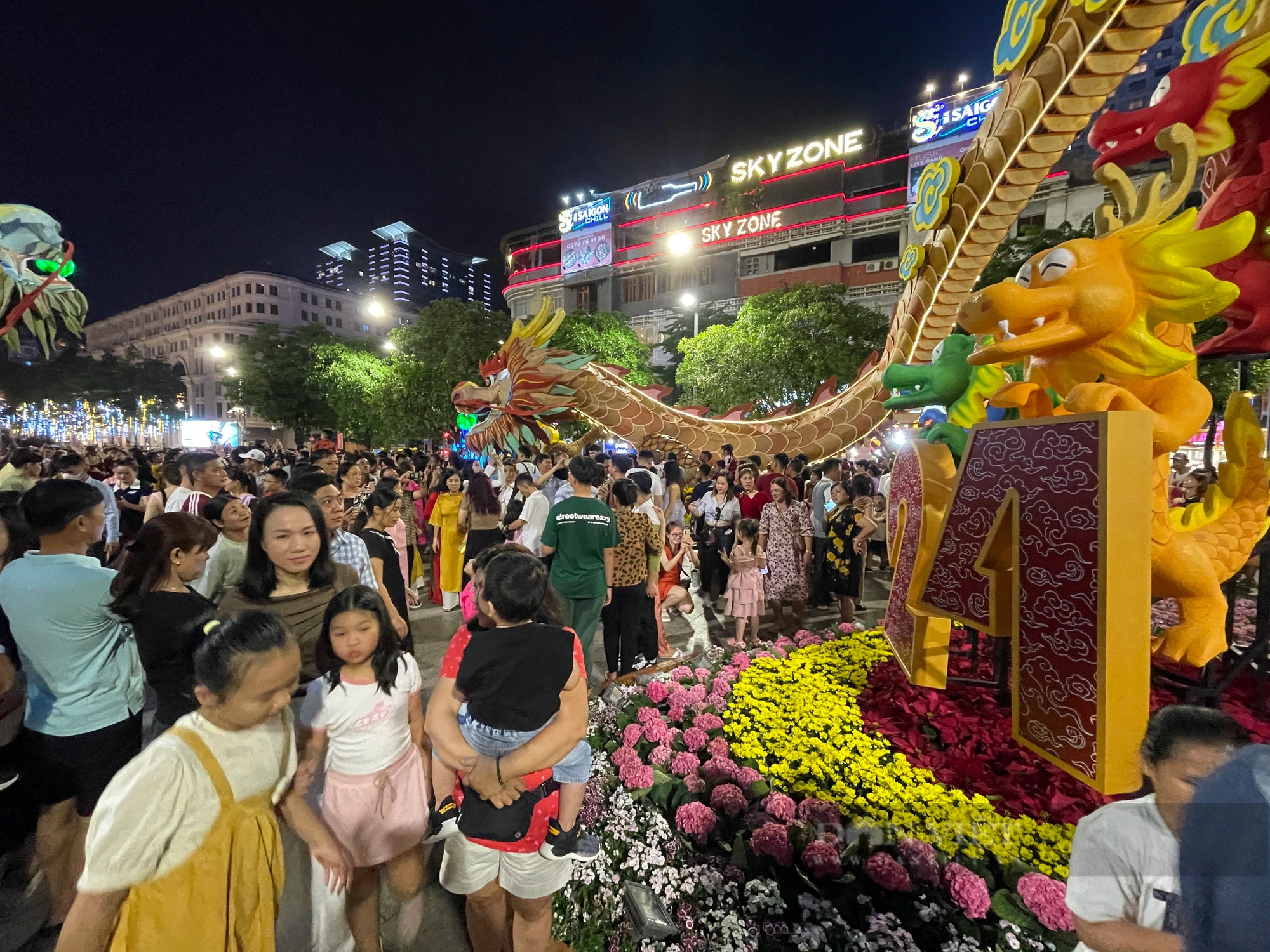 Biển người đổ về đường hoa Nguyễn Huệ chờ giao thừa 2024, mong ước năm mới như rồng bay lên- Ảnh 4.