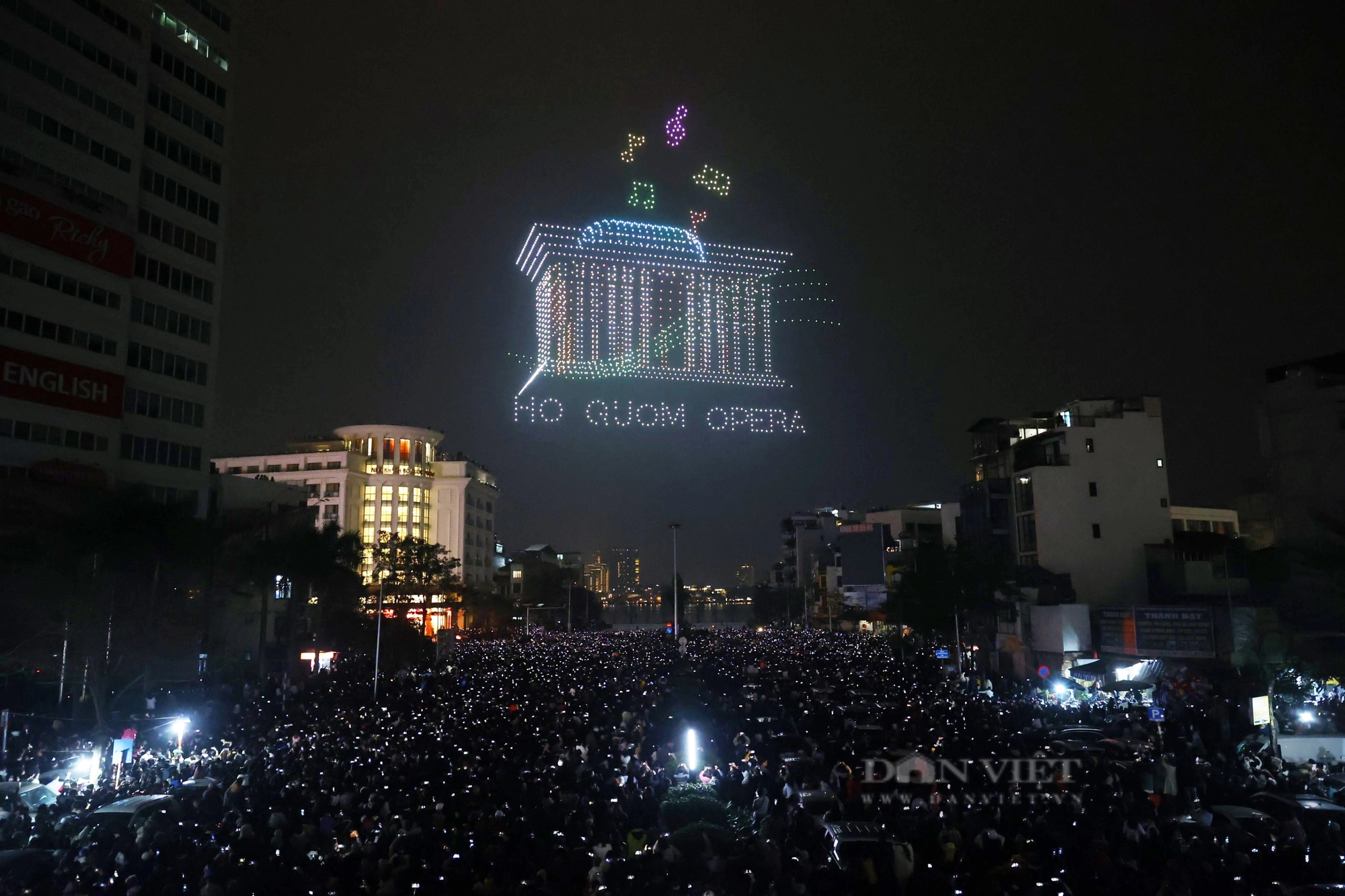 "Biển người" xem màn trình diễn ánh sáng của 2.024 drone đêm Giao thừa chào năm mới Giáp Thìn- Ảnh 1.