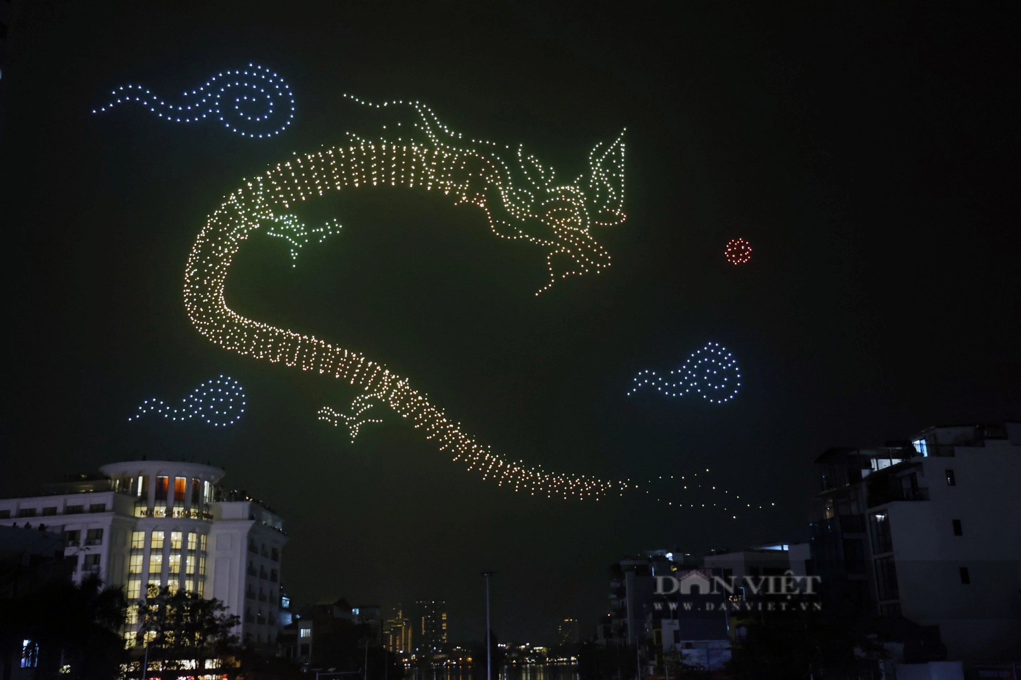 "Biển người" xem màn trình diễn ánh sáng của 2.024 drone đêm Giao thừa chào năm mới Giáp Thìn- Ảnh 2.