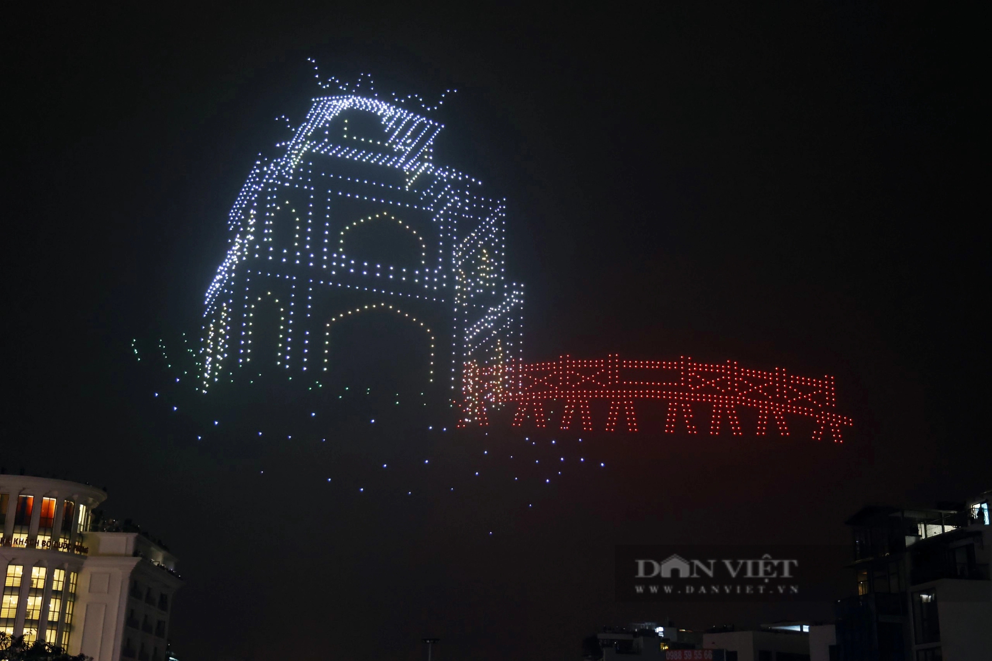 "Biển người" xem màn trình diễn ánh sáng của 2.024 drone đêm Giao thừa chào năm mới Giáp Thìn- Ảnh 3.