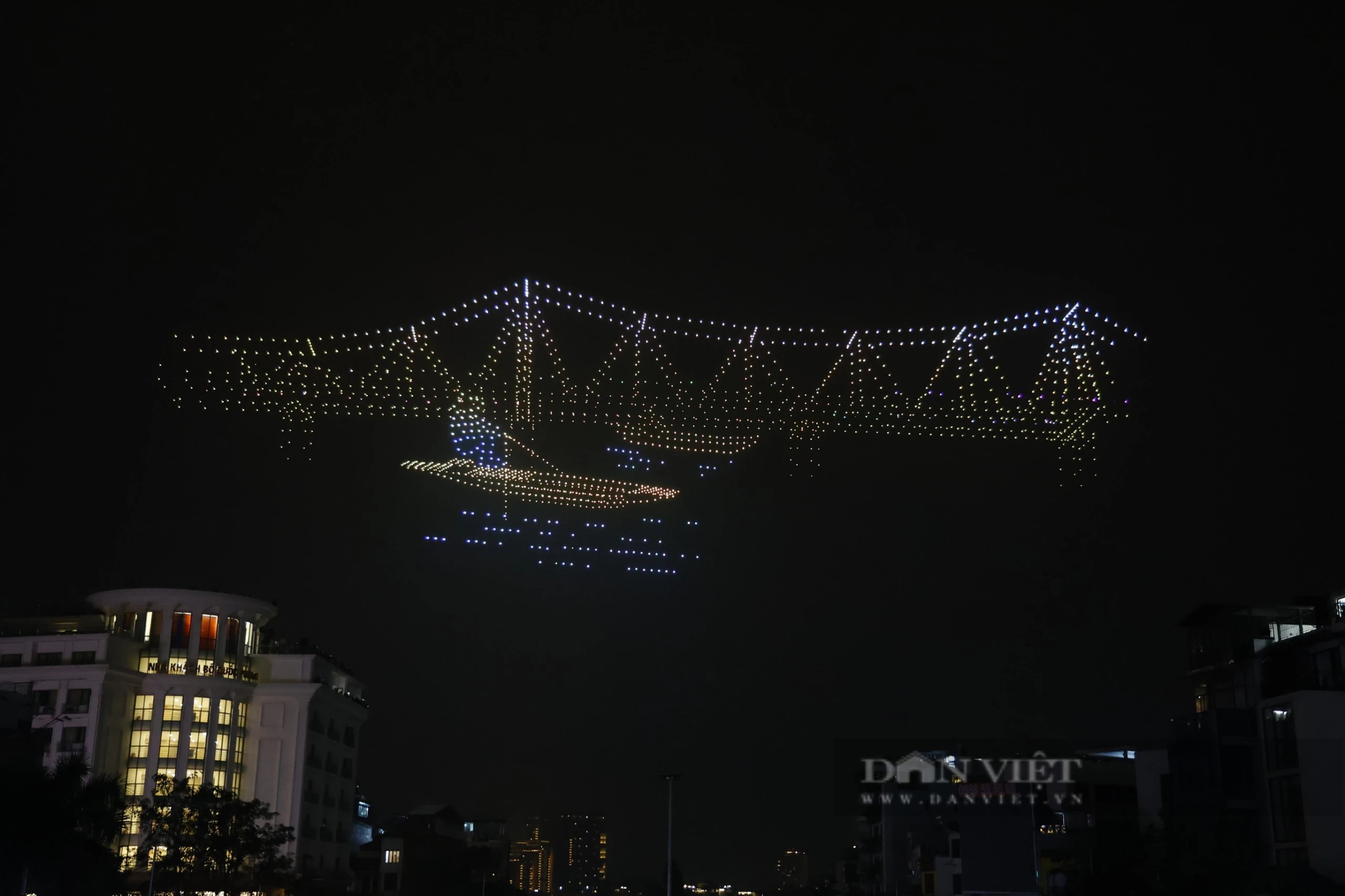 "Biển người" xem màn trình diễn ánh sáng của 2.024 drone đêm Giao thừa chào năm mới Giáp Thìn- Ảnh 4.