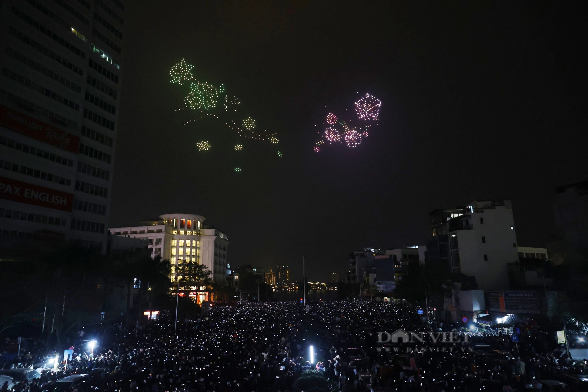 "Biển người" xem màn trình diễn ánh sáng của 2.024 drone đêm Giao thừa chào năm mới Giáp Thìn- Ảnh 5.