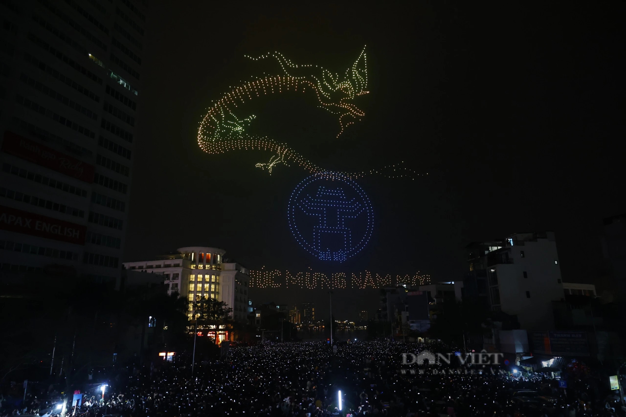 "Biển người" xem màn trình diễn ánh sáng của 2.024 drone đêm Giao thừa chào năm mới Giáp Thìn- Ảnh 6.