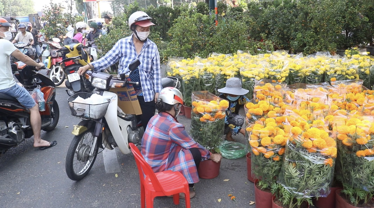 Tiểu thương tất bật dọn dẹp chợ hoa, trả mặt bằng để về đón Tết sớm- Ảnh 4.