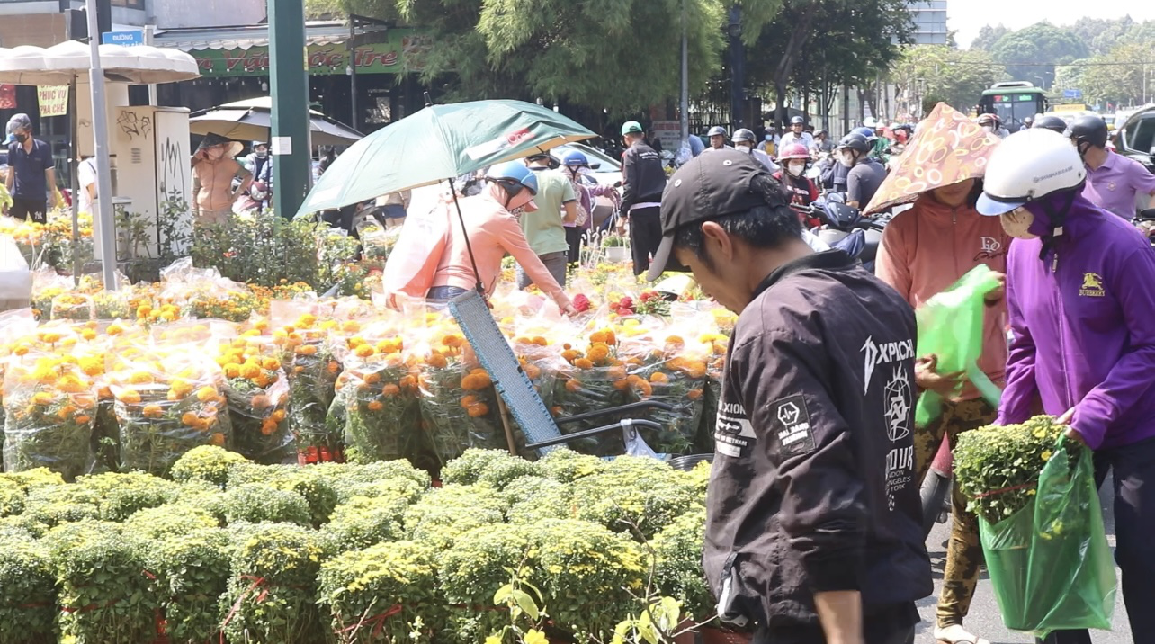 Tiểu thương tất bật dọn dẹp chợ hoa, trả mặt bằng để về đón Tết sớm- Ảnh 1.