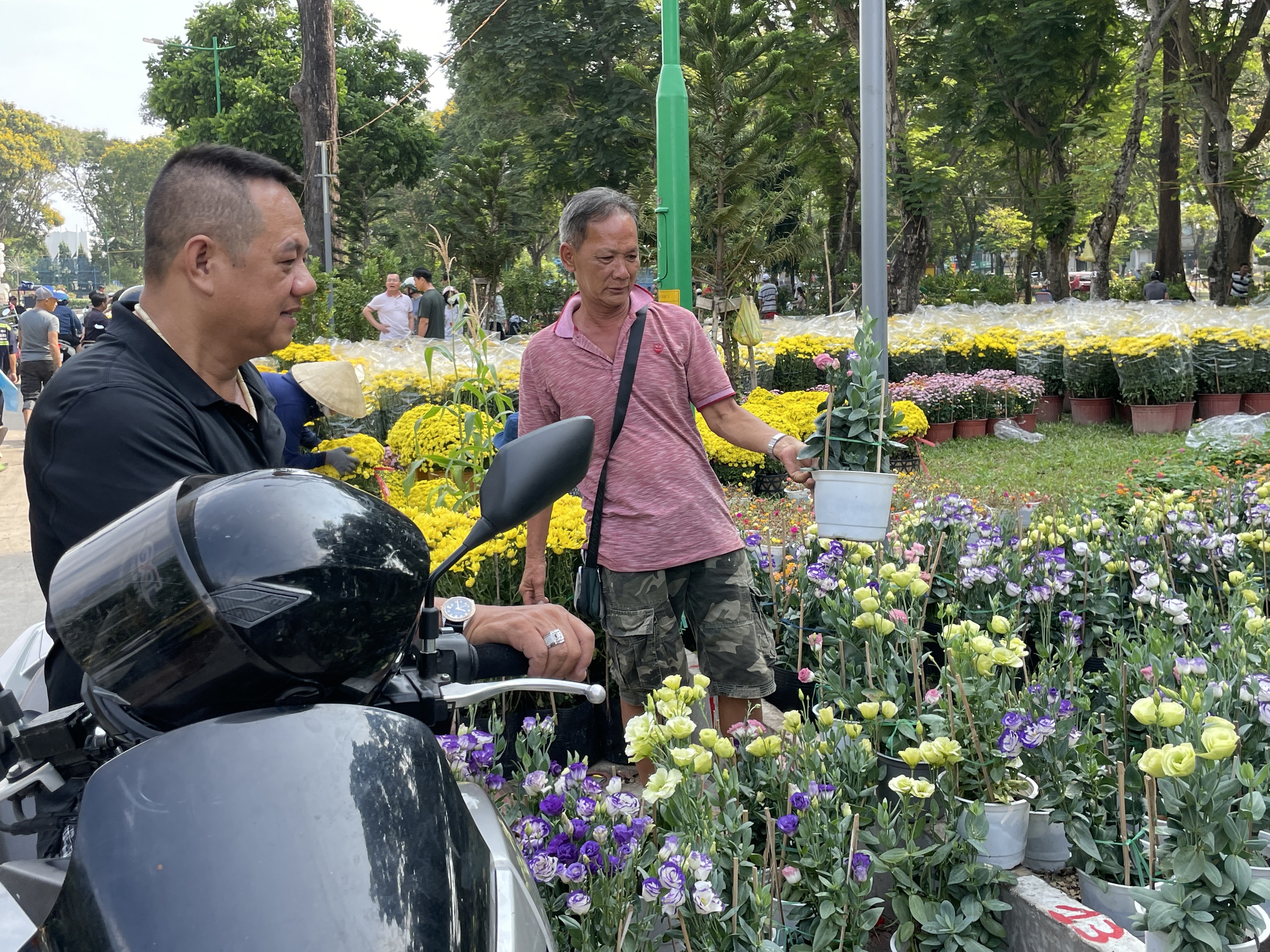 Nhà vườn, thương lái xả hàng bán giá tượng trưng trưa 30 Tết, khách TP.HCM chở cả xe hoa về nhà- Ảnh 6.