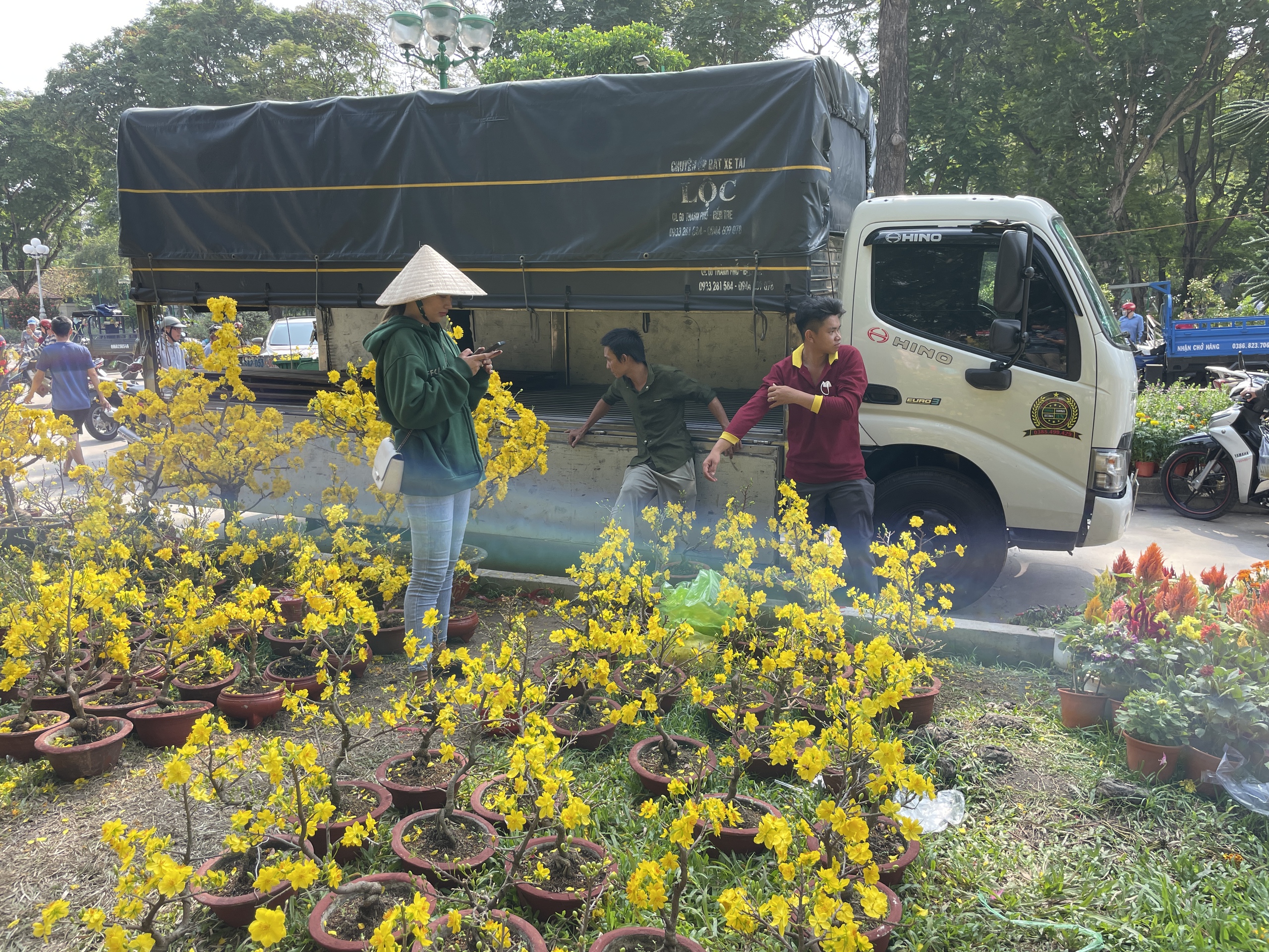 Nhà vườn, thương lái xả hàng bán giá tượng trưng trưa 30 Tết, khách TP.HCM chở cả xe hoa về nhà- Ảnh 8.