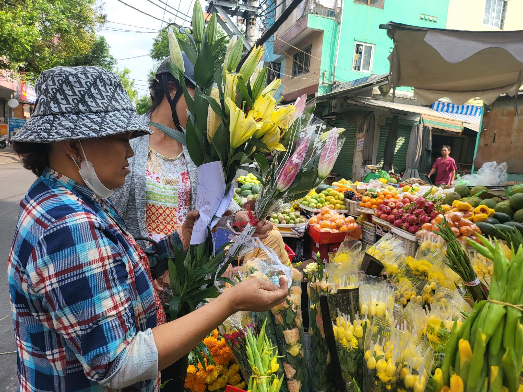 Chợ Tết 30 đông "ná thở", tiểu thương sale sập sàn mà người mua vẫn trả giá- Ảnh 10.