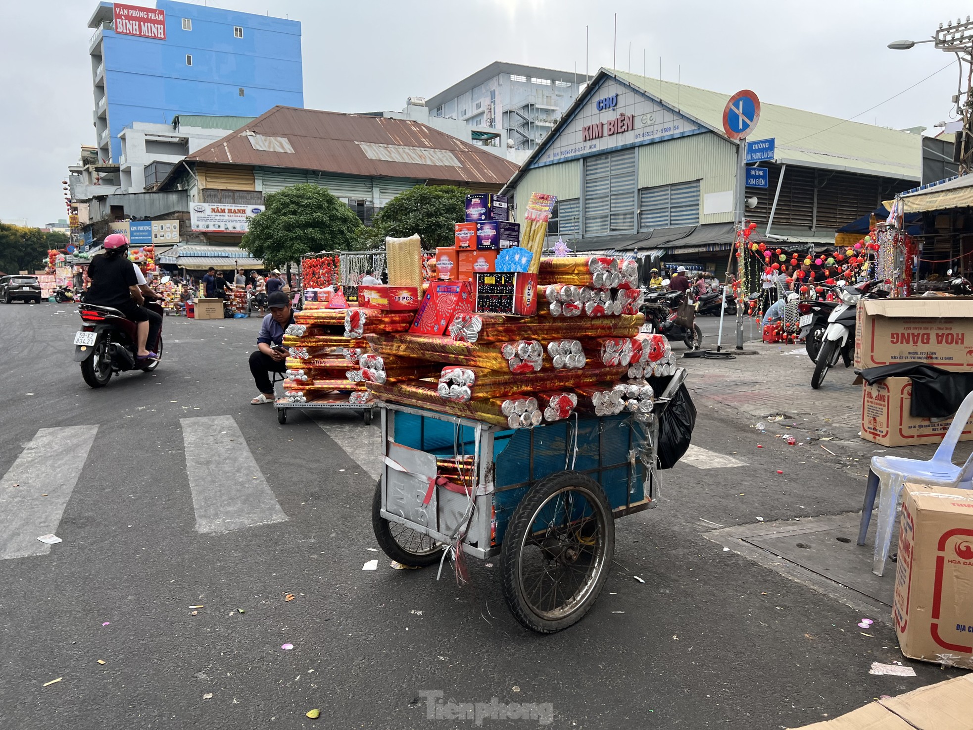 Chợ pháo hoa giấy lớn nhất TP.HCM "vớt" khách chiều 30 Tết- Ảnh 4.