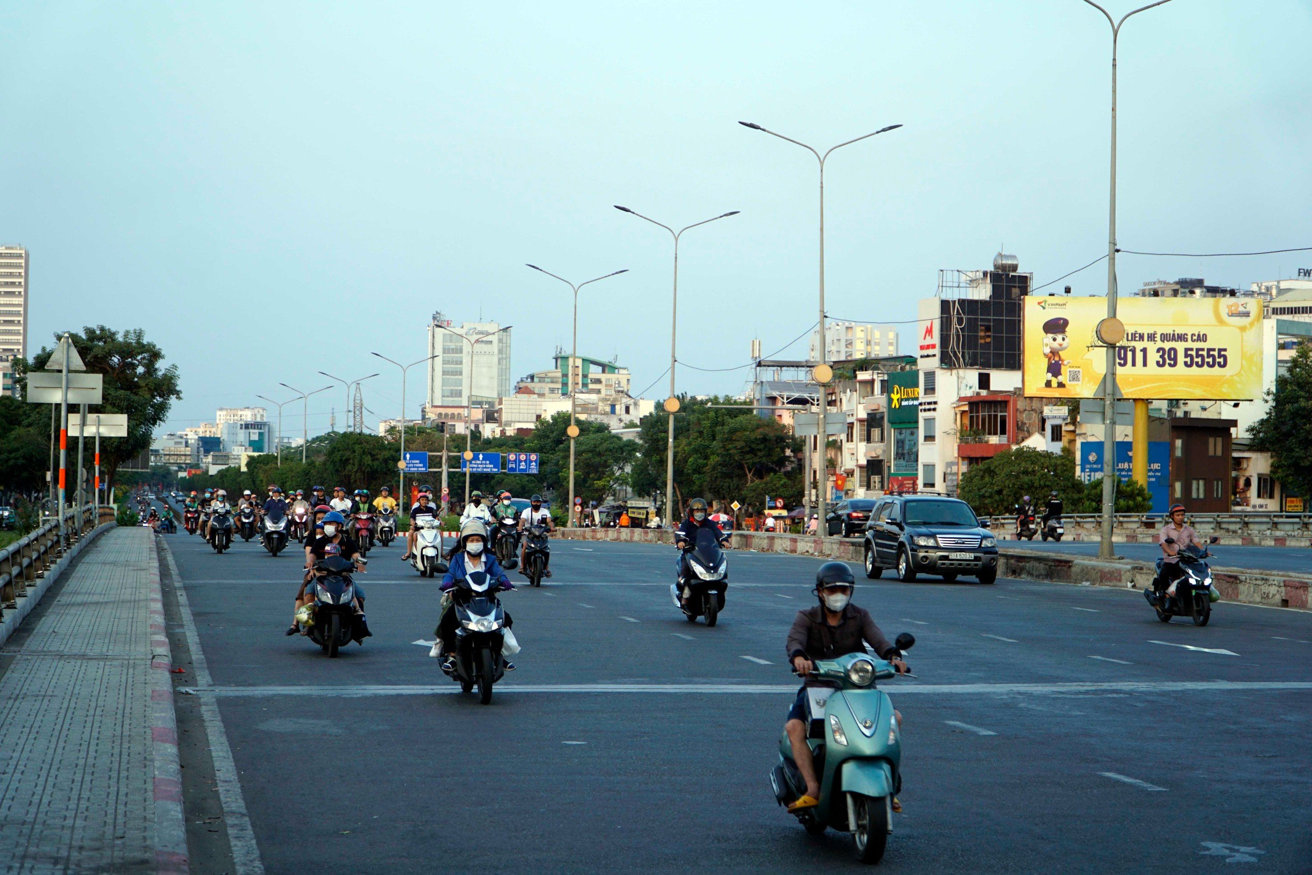 Người dân đổ về trung tâm TP.HCM trong tối giao thừa, nhiều tuyến đường ùn ứ- Ảnh 2.