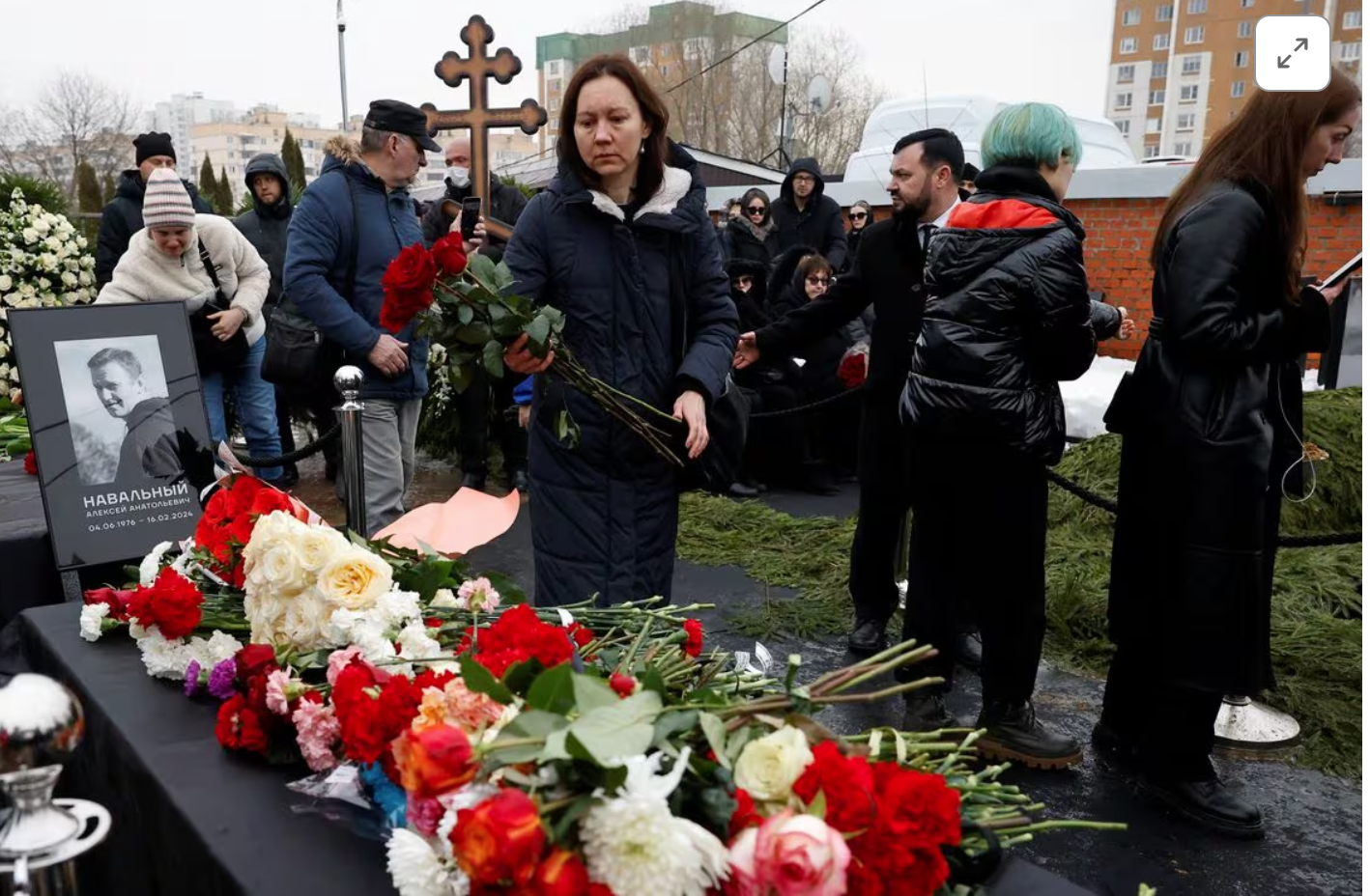Bất ngờ hàng nghìn người Nga dự đám tang Navalny - chính trị gia đối lập với ông Putin- Ảnh 1.