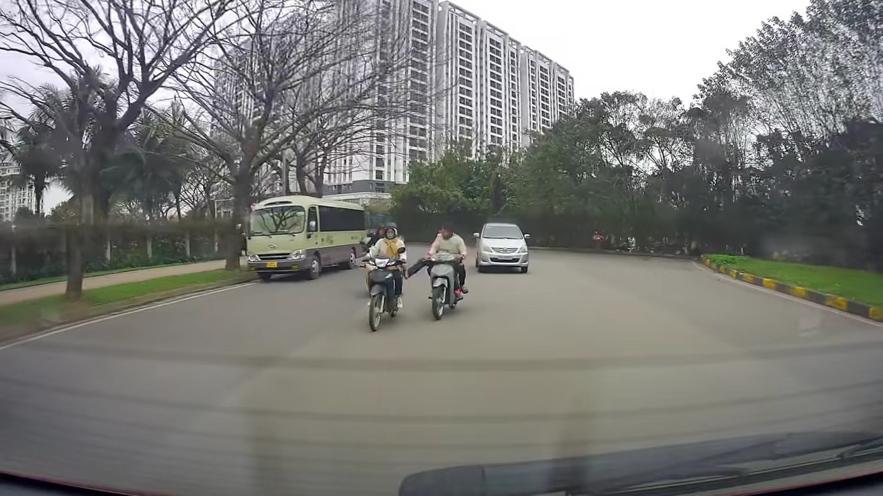 Công an vào cuộc vụ nam thanh niên đạp vào người phụ nữ đi xe máy ở Hà Nội- Ảnh 1.