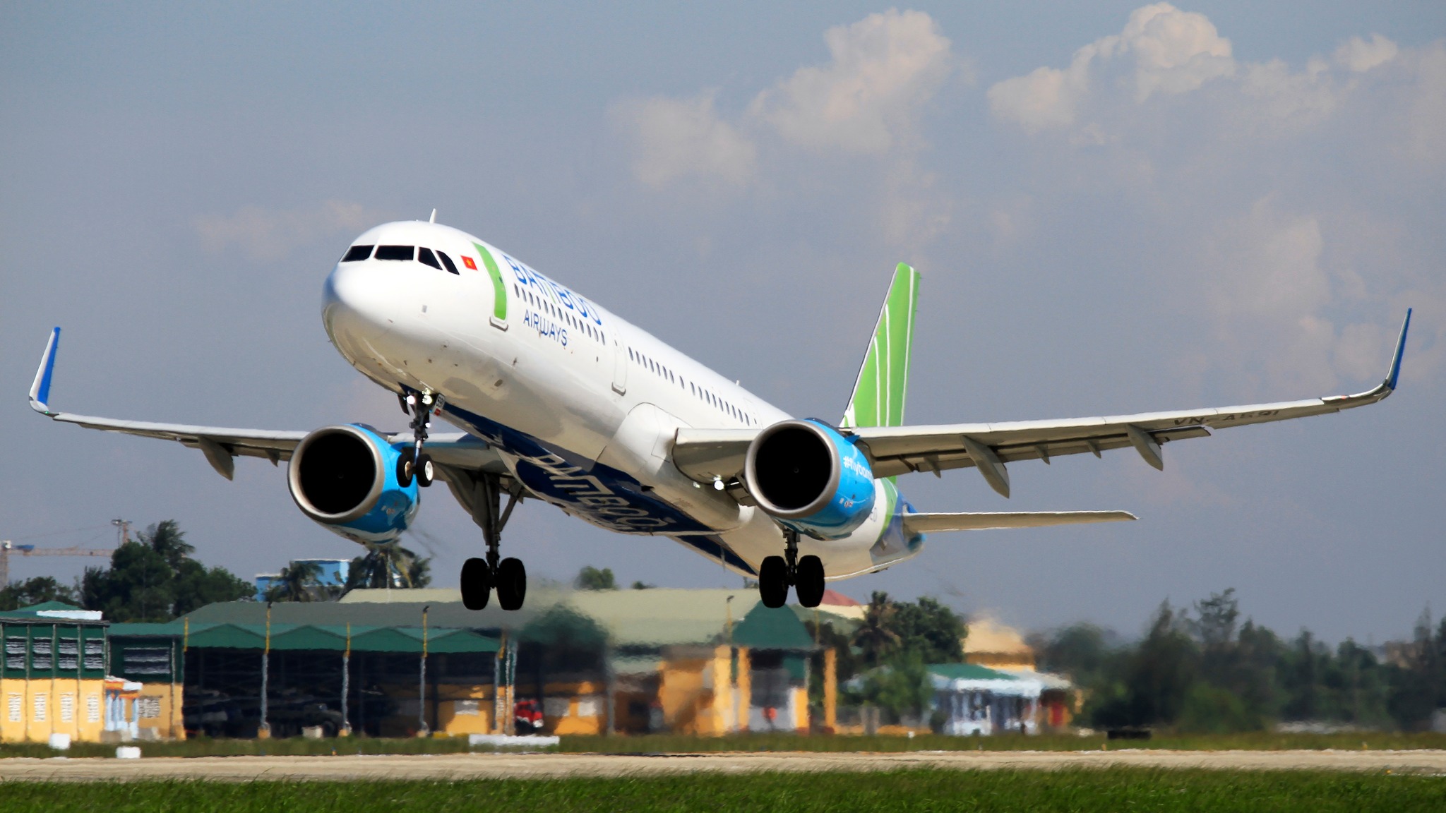 Bamboo Airways "bất ngờ" khai thác dịch vụ mặt đất, giá vé máy bay biến động ra sao?- Ảnh 2.