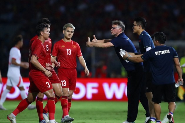 Chê bóng đá Việt Nam với quốc tế, HLV Troussier đang tự làm khó mình- Ảnh 2.