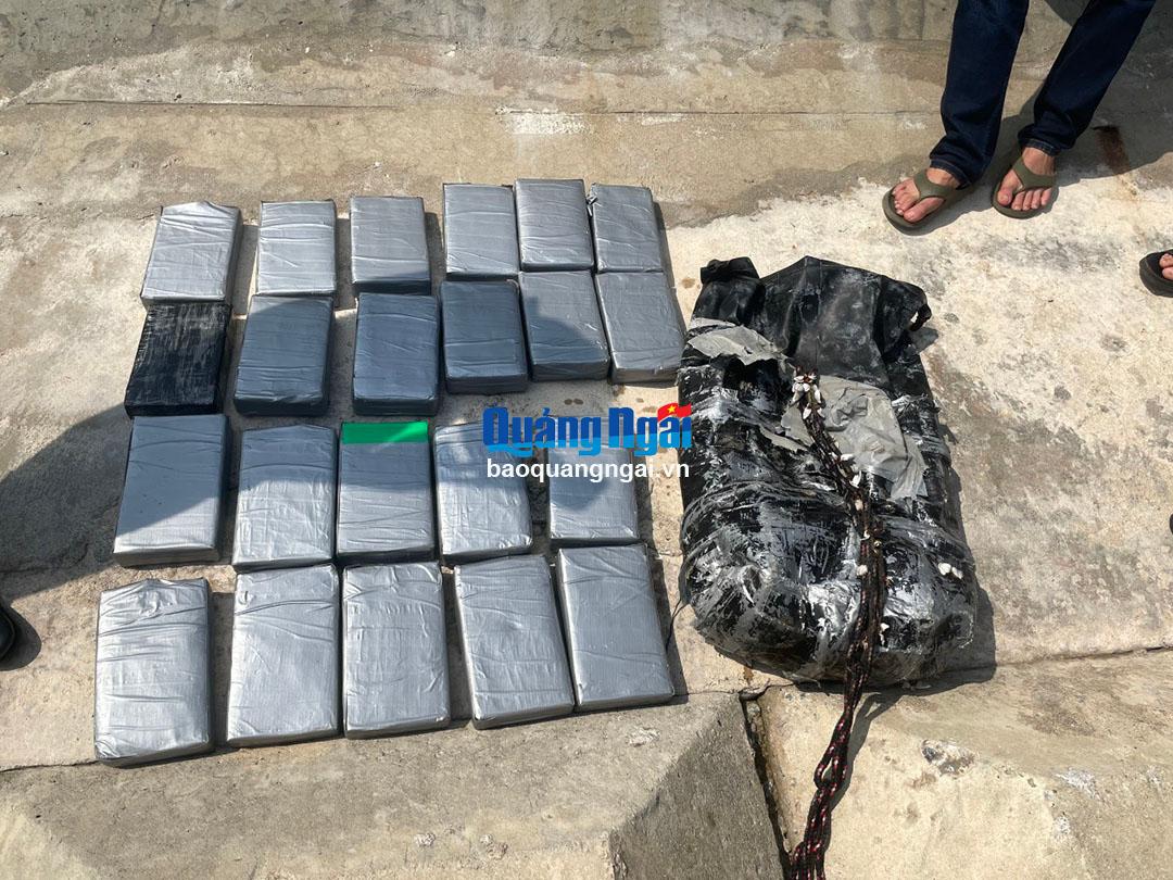 Phát hiện gần 30kg nghi ma túy trôi dạt vào đảo Lý Sơn- Ảnh 2.