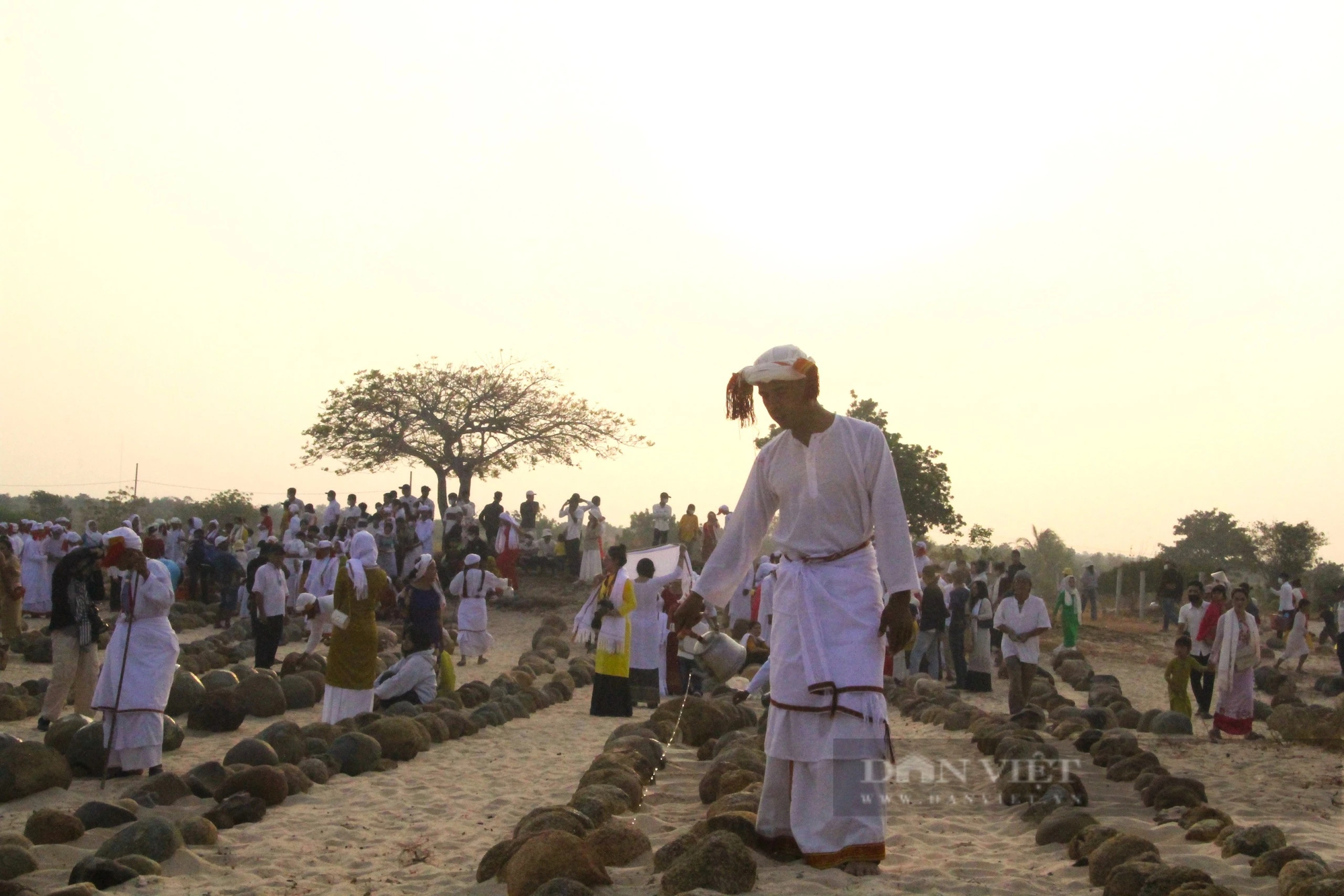 Hàng ngàn người Chăm Hồi giáo Bàni và Islam tưng bừng đi tảo mộ đón Tết Ramưwan ở Ninh Thuận- Ảnh 2.