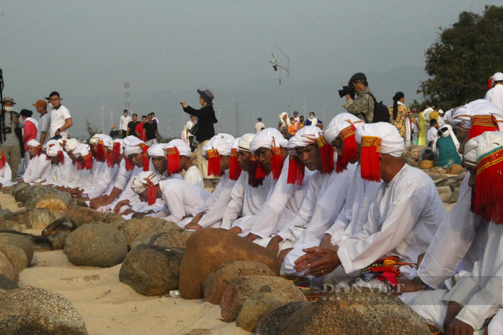 Hàng ngàn người Chăm Hồi giáo Bàni và Islam tưng bừng đi tảo mộ đón Tết Ramưwan ở Ninh Thuận- Ảnh 3.