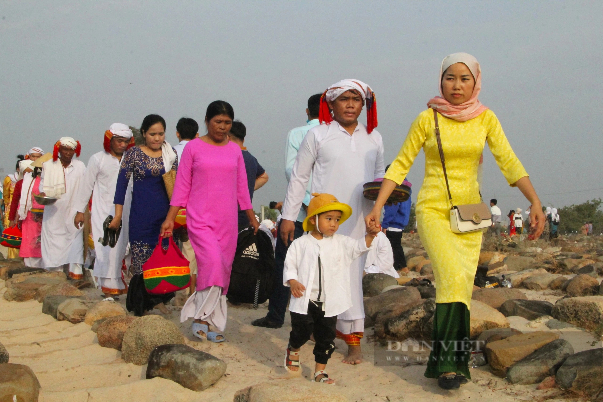 Hàng ngàn người Chăm Hồi giáo Bàni và Islam tưng bừng đi tảo mộ đón Tết Ramưwan ở Ninh Thuận- Ảnh 6.