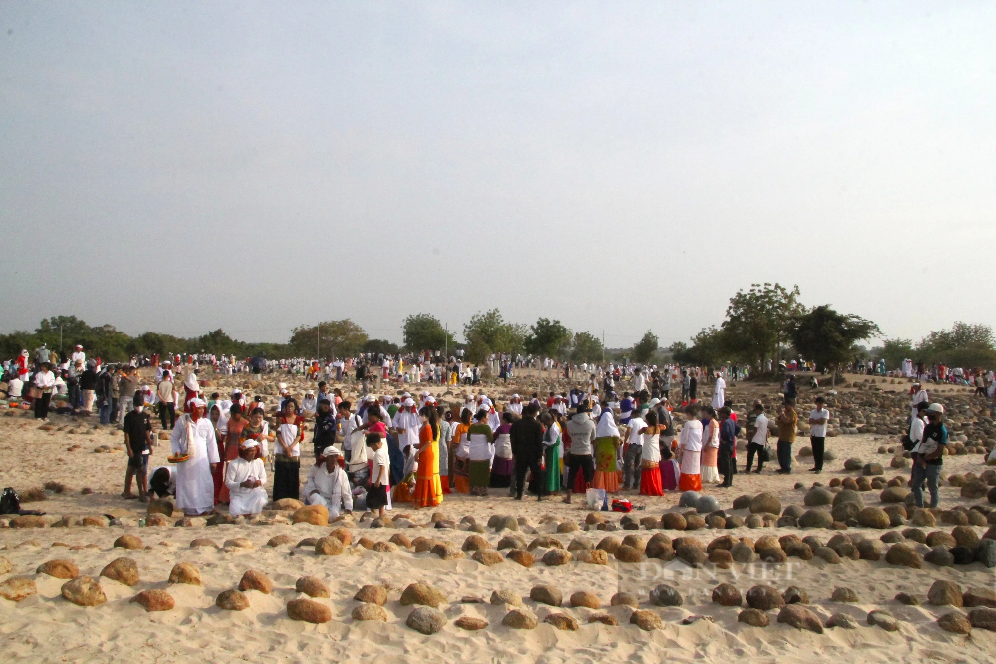 Hàng ngàn người Chăm Hồi giáo Bàni và Islam tưng bừng đi tảo mộ đón Tết Ramưwan ở Ninh Thuận- Ảnh 8.