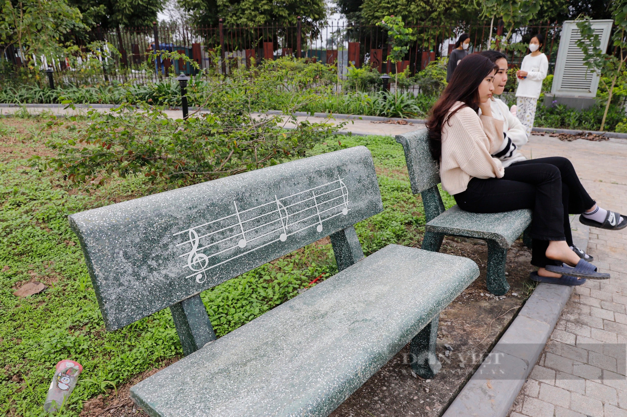 Tượng nghệ sĩ bị cụt tay ngồi trong công viên hình cây đàn guitar ít người biết đến ở Hà Nội- Ảnh 6.