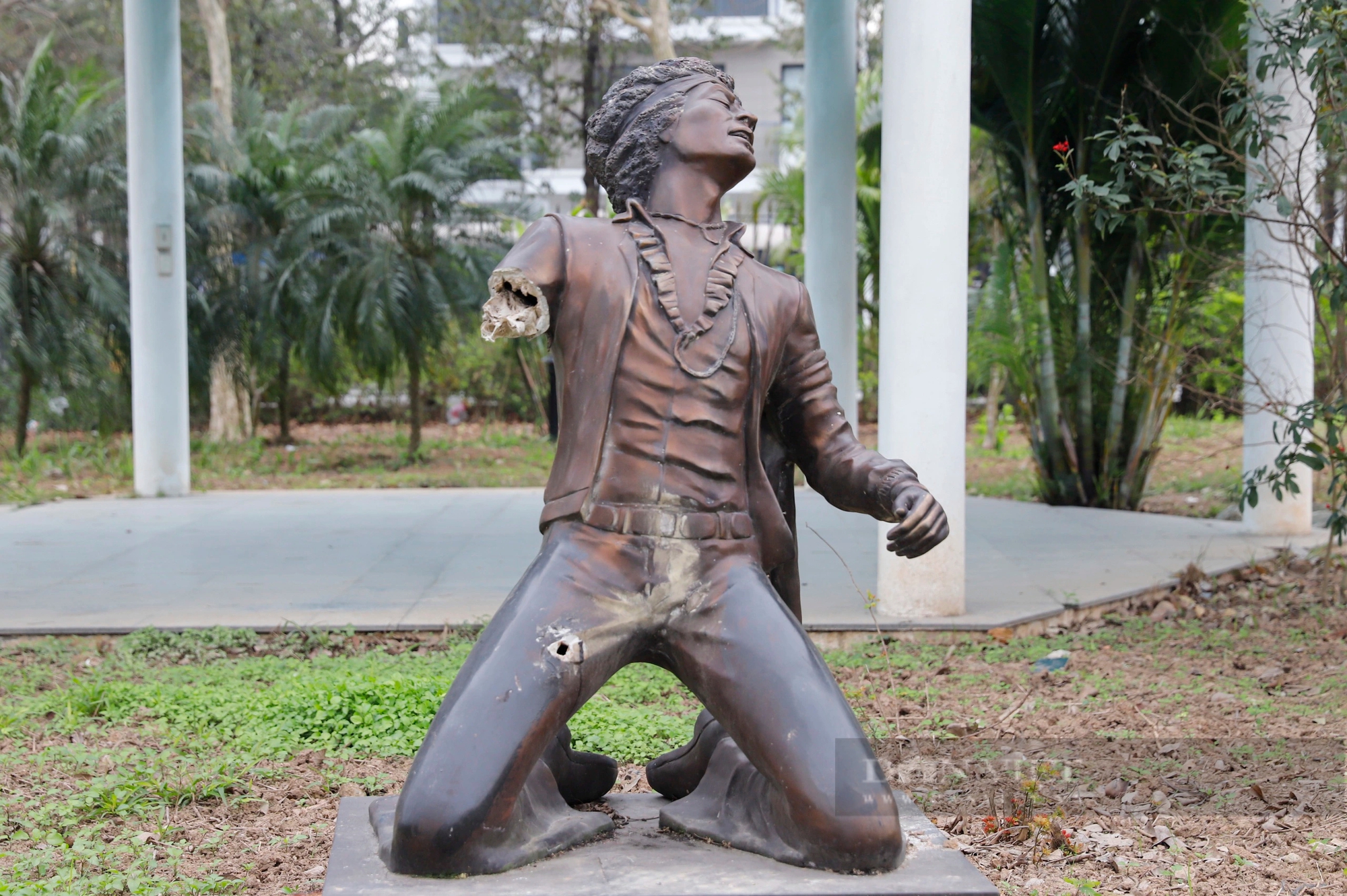 Tượng nghệ sĩ bị cụt tay ngồi trong công viên hình cây đàn guitar ít người biết đến ở Hà Nội- Ảnh 8.