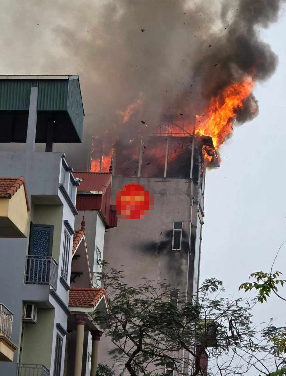 Cháy kho chứa làm ảnh hưởng sang 4 nhà xung quanh ở Hà Nội- Ảnh 1.