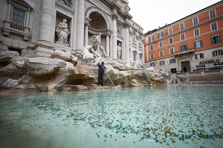 Những đồng xu được ném xuống đài phun nước Trevi ở Rome để làm gì?- Ảnh 5.