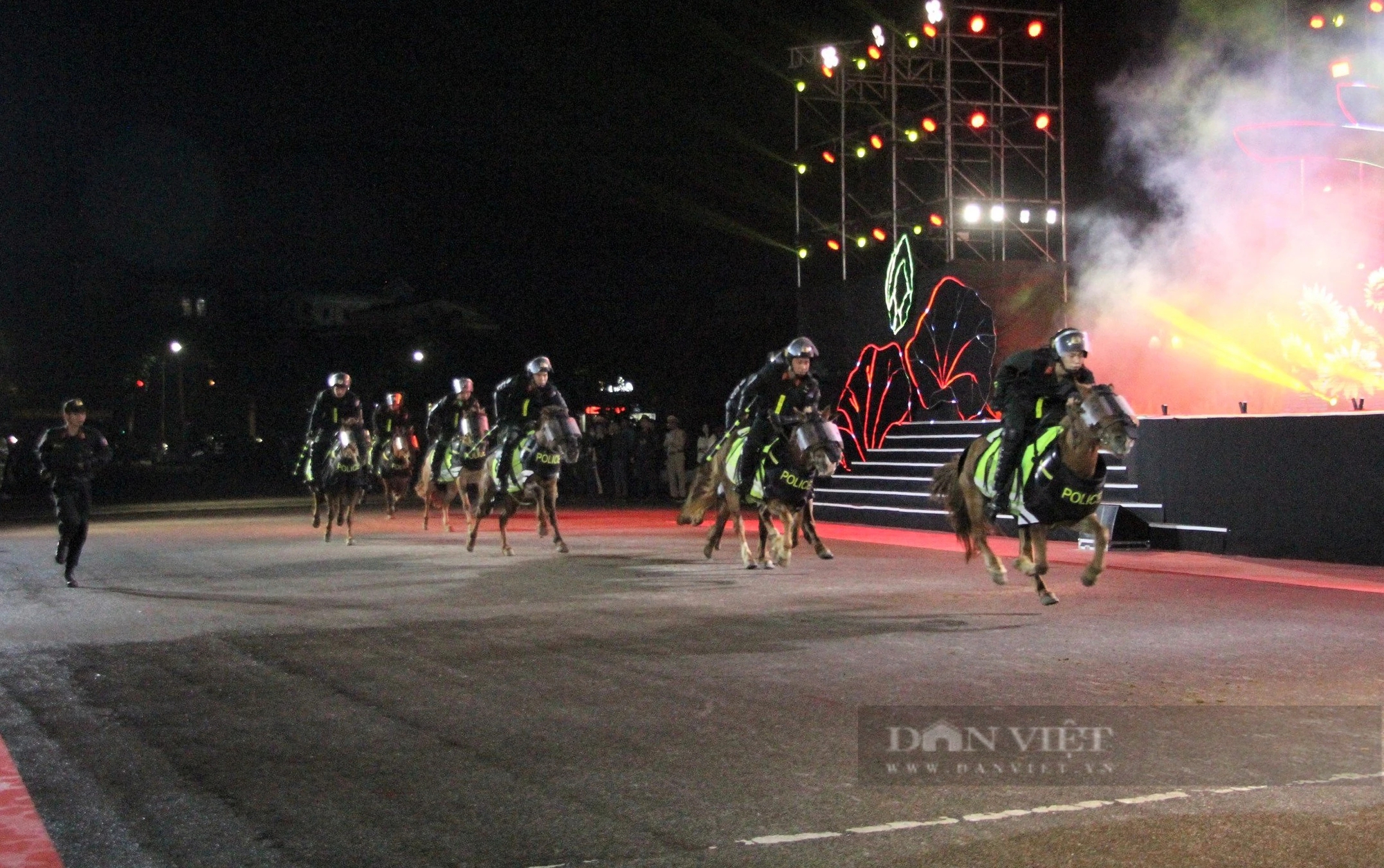 Xem kỵ binh xuyên qua vòng lửa giữa quảng trường Hồ Chí Minh, Nghệ An- Ảnh 1.