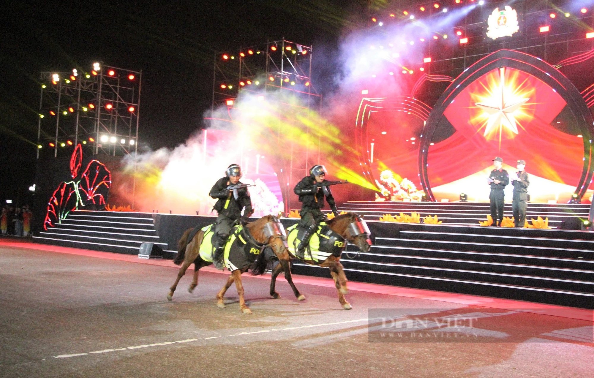 Xem kỵ binh xuyên qua vòng lửa giữa quảng trường Hồ Chí Minh, Nghệ An- Ảnh 6.
