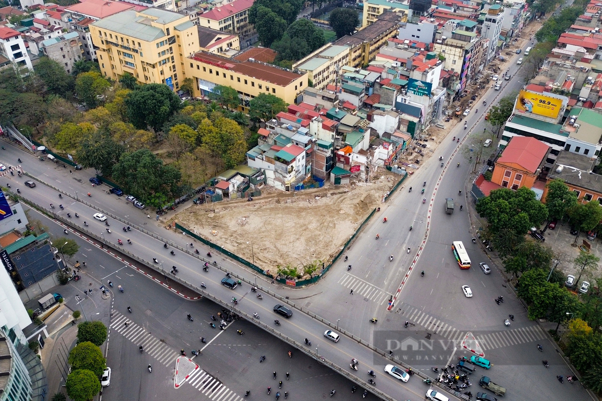 Cảnh đổ nát ngổn ngang tại nút giao quận trung tâm Hà Nội sau hơn 1 năm giải phóng mặt bằng- Ảnh 1.
