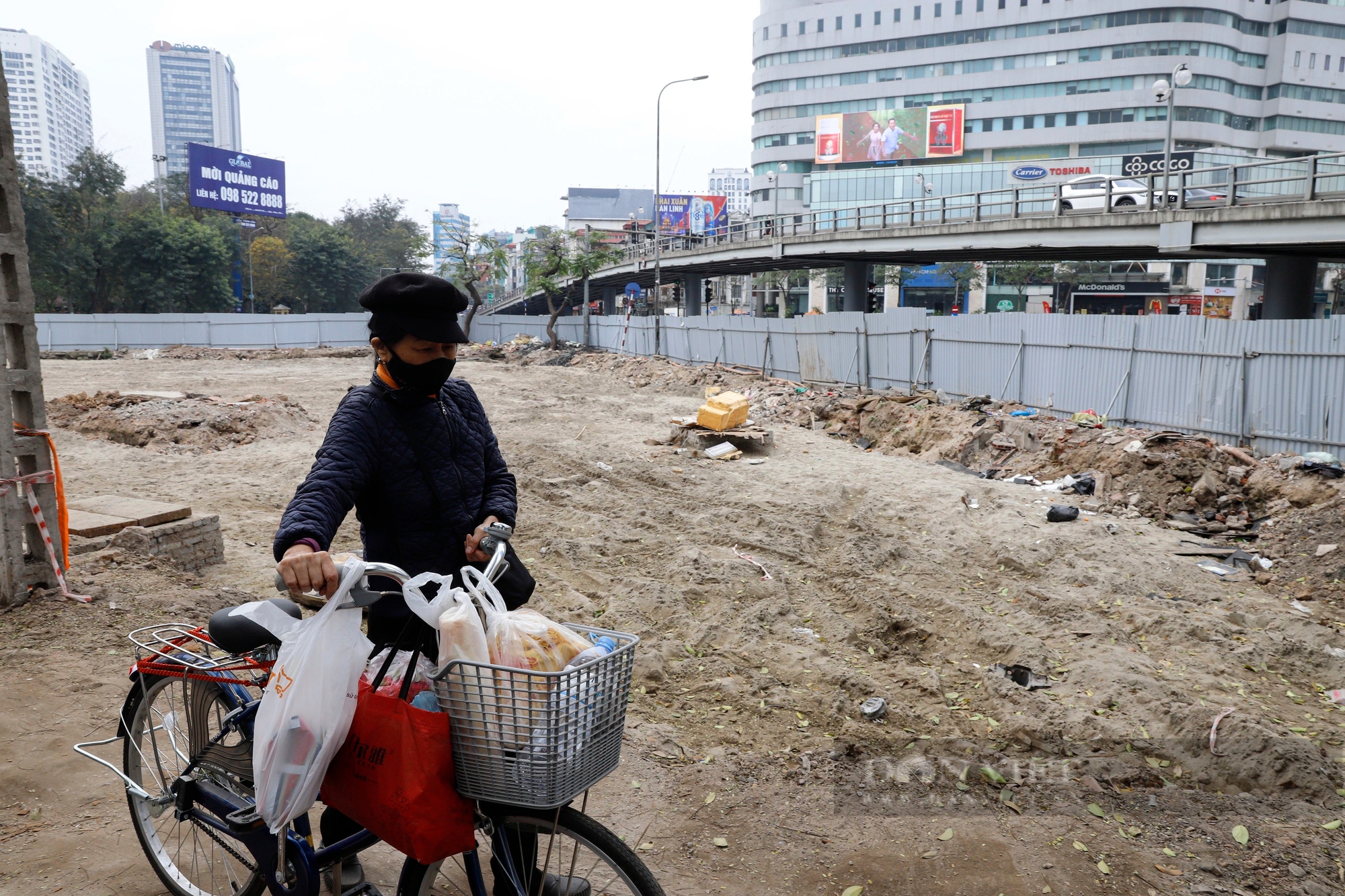 Cảnh đổ nát ngổn ngang tại nút giao quận trung tâm Hà Nội sau hơn 1 năm giải phóng mặt bằng- Ảnh 12.
