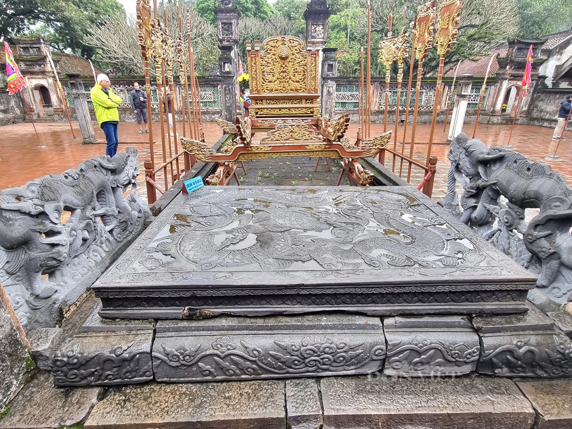 Xôn xao chuyện Bảo vật quốc gia bằng đá, hễ gặp nước là nổi hình rồng cuộn tại đền thờ vua Đinh ở Ninh Bình- Ảnh 6.