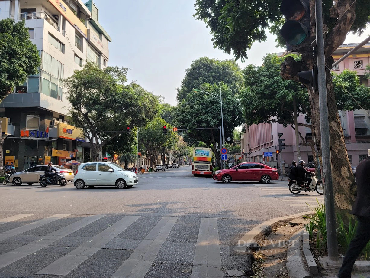 Chiếc xe ngoại cỡ nằm sau biển cấm dừng đỗ nhiều tháng nay trên đường phố Hà Nội- Ảnh 1.