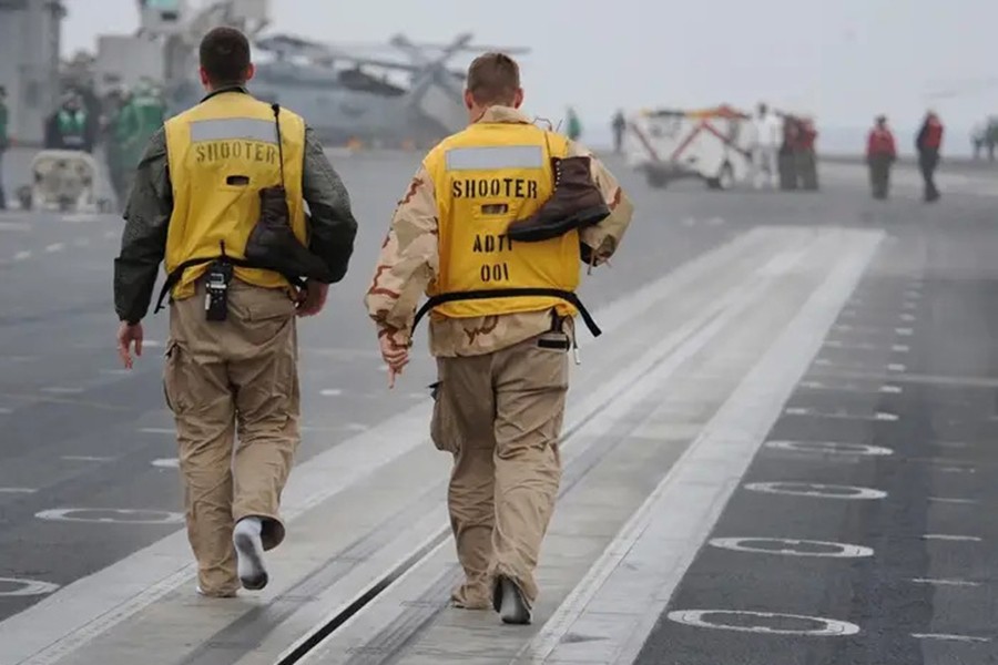 "Phóng ủng ra biển", nghi thức đặc biệt trên tàu sân bay hải quân Mỹ- Ảnh 11.
