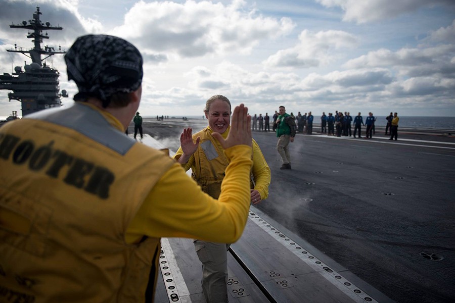 "Phóng ủng ra biển", nghi thức đặc biệt trên tàu sân bay hải quân Mỹ- Ảnh 13.