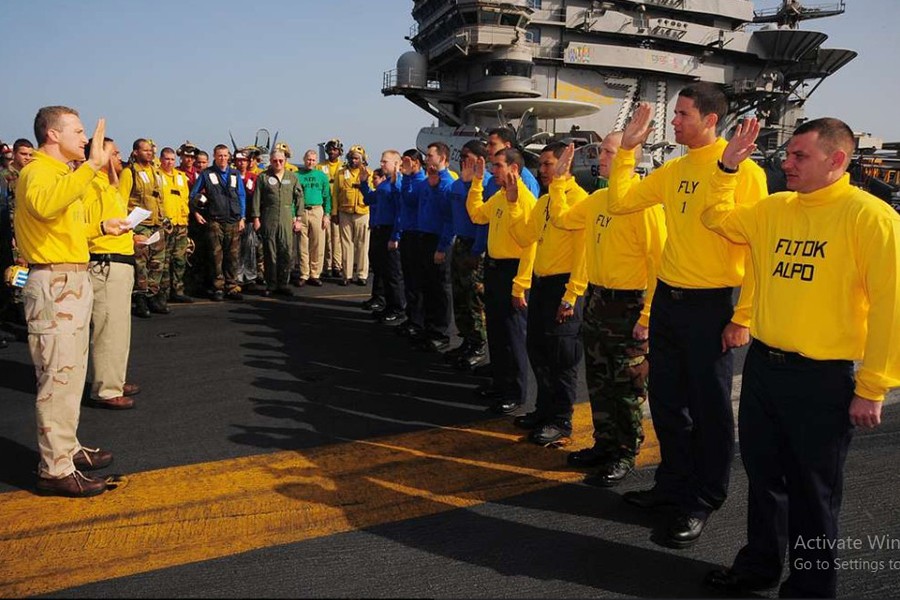 "Phóng ủng ra biển", nghi thức đặc biệt trên tàu sân bay hải quân Mỹ- Ảnh 14.