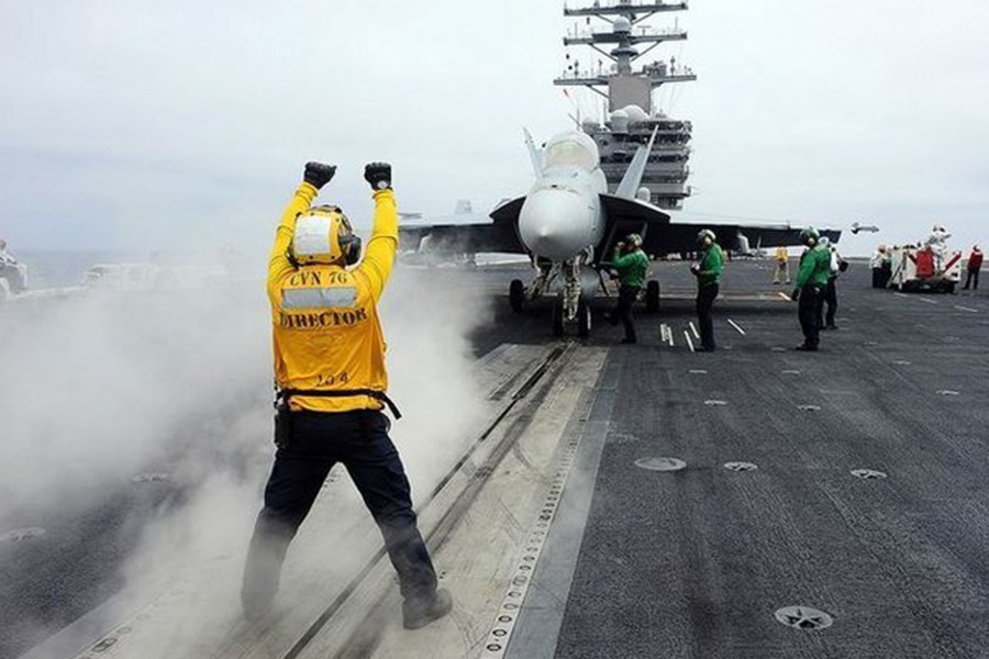 "Phóng ủng ra biển", nghi thức đặc biệt trên tàu sân bay hải quân Mỹ- Ảnh 2.