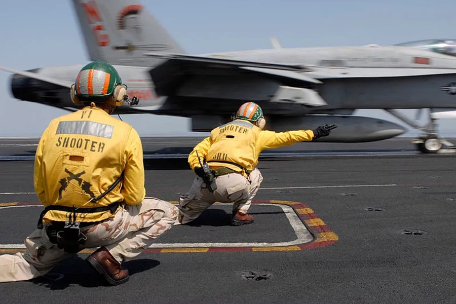 "Phóng ủng ra biển", nghi thức đặc biệt trên tàu sân bay hải quân Mỹ- Ảnh 4.