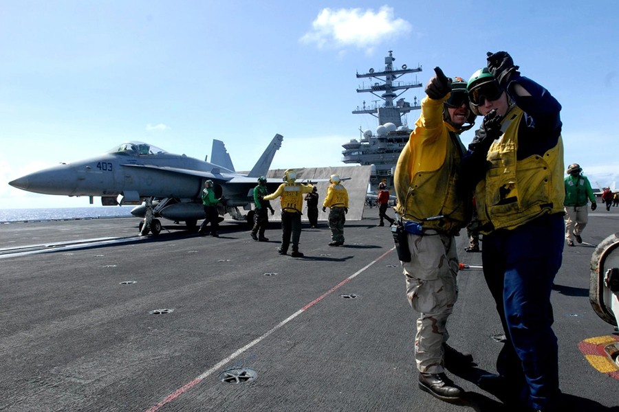 "Phóng ủng ra biển", nghi thức đặc biệt trên tàu sân bay hải quân Mỹ- Ảnh 6.