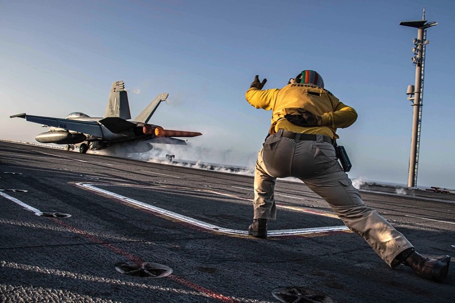 "Phóng ủng ra biển", nghi thức đặc biệt trên tàu sân bay hải quân Mỹ- Ảnh 9.