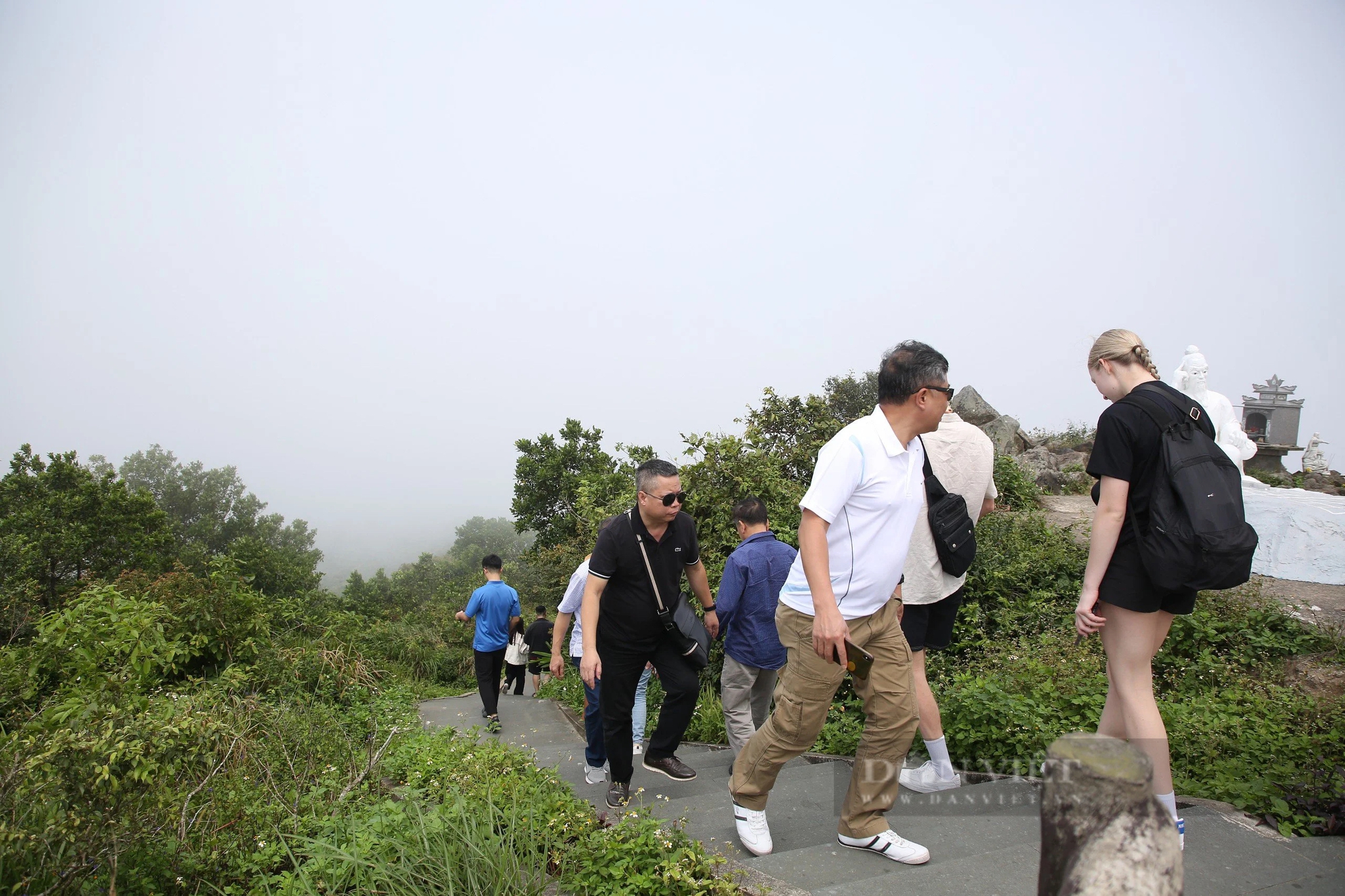 Du khách "đổ bộ" đỉnh Bàn Cờ, nơi tỷ phú Bill Gates thưởng trà khi đến Đà Nẵng- Ảnh 2.